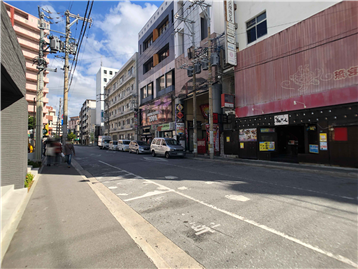 南東側道路／北東方向を撮影