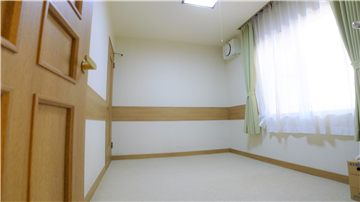 洋室を廊下より撮影