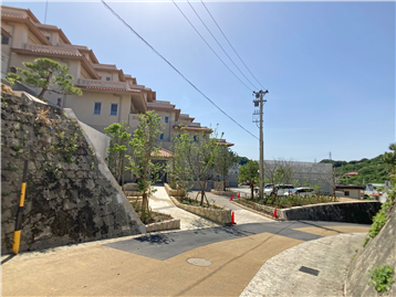南西側道路から敷地入口方向を撮影