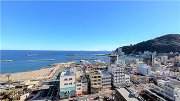バルコニーから熱海港方向の眺望