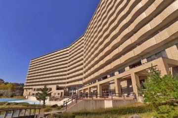 地上１３階建ての外観【南ウィング側を撮影】　